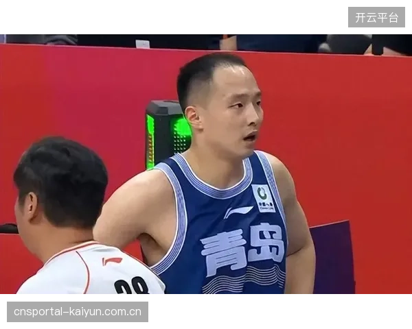 山西队凭借外援米奇在禁区的防守威慑力完成以下克上,彻底冻结了青岛队的内线进攻。 山西队凭借外援米奇在禁区的防守威慑力完成以下克上,彻底冻结了青岛队的内线进攻。